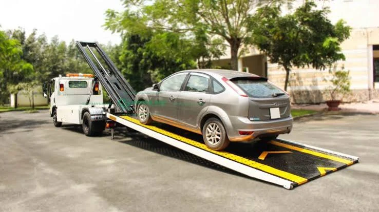 Xe cứu hộ sàn trượt chuyên dụng đang vận chuyển ô tô an toàn